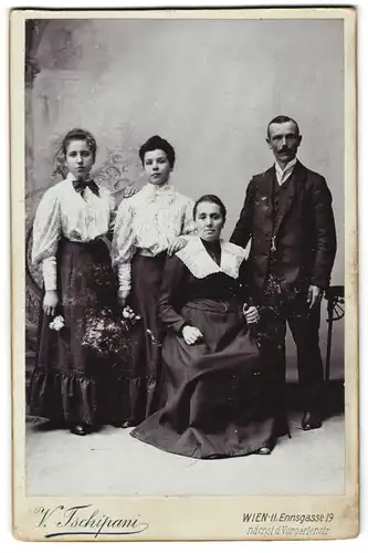 Fotografie V. Tschipani, Wien, Ennsgasse 19, Bürgerliche Dame mit zwei jungen Frauen und einem Herrn