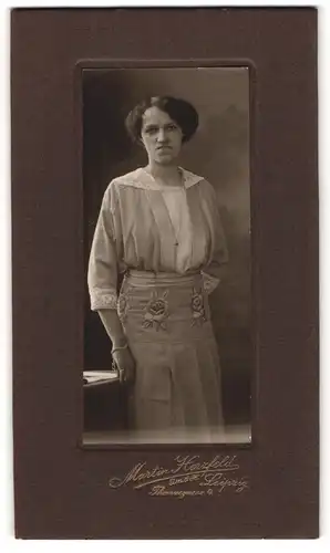 Fotografie Martin Herzfeld G. m. b. H., Leipzig, Thomasgasse 4, Junge Dame in modischer Kleidung