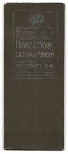 Fotografie Franz J. Mock, Saulgau-Mengen, Junge Frau in weissem Faltenrock und weisser Bluse mit Pelzschal