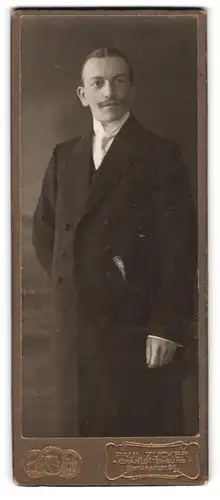 Fotografie Paul Zucker, Charlottenburg, Berlinerstrasse 80, Bürgerlicher mit Schnurrbart im Mantel