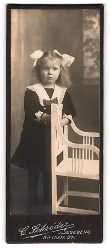 Fotografie C. Schröder, Segeberg, Kirchstrasse 34, Kleines Mädchen mit grossen Haarschleifen