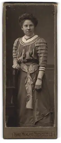 Fotografie Hans Mehlert, Neumünster, Grossflecken 49, Junge Frau mit Armband in Rüschenbluse