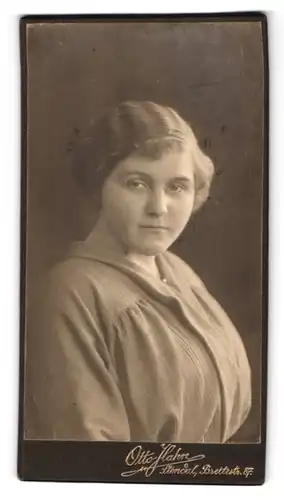 Fotografie Otto Hahn, Stendal, Brettstrasse 87, Junge Frau mit Stirnlöckchen und grosser Oberweite