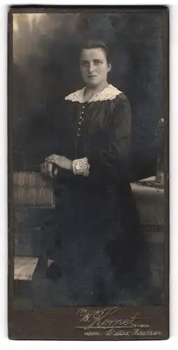 Fotografie W. Kornet, Ort unbekannt, Junge Frau in Kleid mit Spitzenkragen