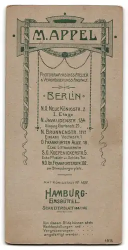 Fotografie M. Appel, Berlin N.O., Neue Königstrasse 2, Konfirmandin mit Halskette, Gesangbuch und Blumen