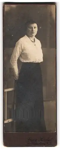 Fotografie Franz Kachel, Gr. Räschen N.L., Junge Frau mit Perlenkette in Rock und weisser Bluse
