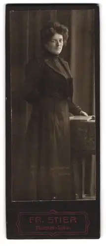 Fotografie Fr. Stier, München-Schw., Dame mit ausladender lockiger Frisur im langen Kleid