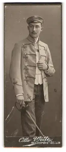 Fotografie Otto Witte, Berlin, Skalitzerstr., Portrait junger Student mit Kneipjacke und Schläger, Tellermütze