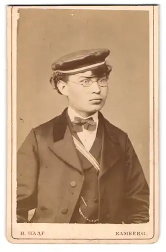 Fotografie B. Haaf, Bamberg, Portrait junger Student im Anzug mit Couleur und Tellermütze