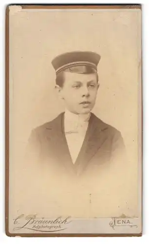 Fotografie C. Bräunlich, Jena, Portrait junger Student im Anzug mit Tellermütze und Couleurbanderole