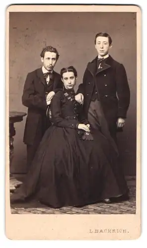Fotografie L. Bachrich, Wien, Ferdinandsstr. 17, Portrait zwei junge Männer mit junger Dame im Biedermeierkleid