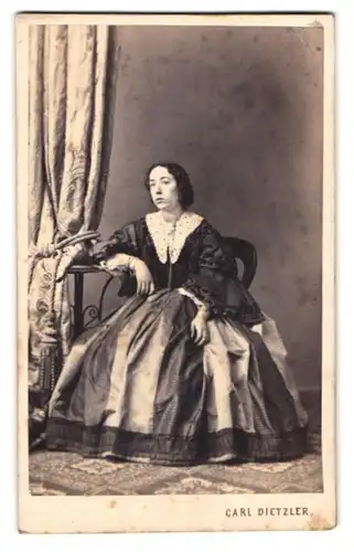 Fotografie Carl Dietzler, Wien, Technikerstr. 1, Portrait junge Frau im reifrock Kleid mit Tüllüberwurf, Locken