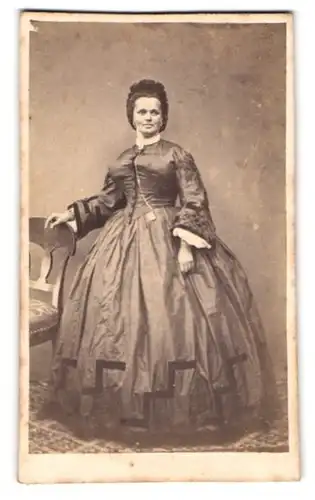 Fotografie H. v. Holnstein, München, Maximilianstr. 14, Portrait Dame im reifrock Kleid mit Kopfbedeckung