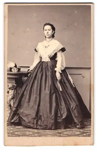 Fotografie L. Bachrich, Wien, Ferdinandsstr. 17, Portrait junge Frau im seidenen Biedermeierkleid mit Spitzenbesatz