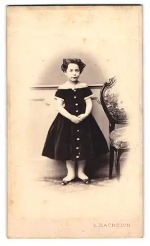 Fotografie L. Bachrich, Wien, Ferdinandsstr. 17, Portrait kleines Mädchen im schulterfreien Samtkleid mit Halskette