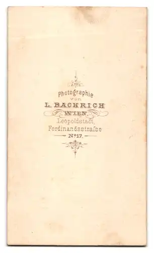 Fotografie L. Bachrich, Wien, Ferdinandsstr. 17, Portrait kleines Mädchen im schulterfreien Samtkleid mit Halskette