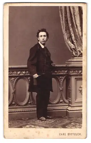 Fotografie Carl Dietzler, Wien, Technikerstr. 1, Portrait junger Mann im Anzug mit Zylinder