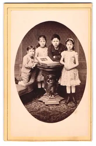 Fotografie L. Bachrich, Wien, Ferdinandsstr. 17, Portrait zwei Jungen und zwei Mädchen mit aufgeschlagenen Fotoalbum