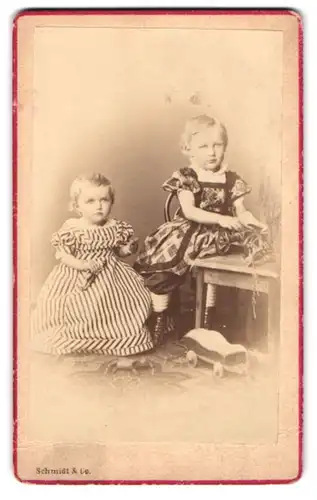 Fotografie Schmidt & Co., Kiel, Holstenstr. 22, Portrait Kinder Friedrich Schük und Magdalena Kunde in Kleidern