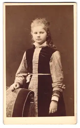 Fotografie Baldi & Würthle, Salzburg, Schwarzstr. 3, Portrait junges Mädchen im karierten Kleid mit Samtbesatz