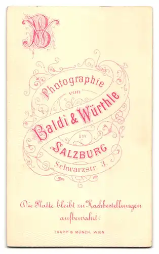 Fotografie Baldi & Würthle, Salzburg, Schwarzstr. 3, Portrait junges Mädchen im karierten Kleid mit Samtbesatz