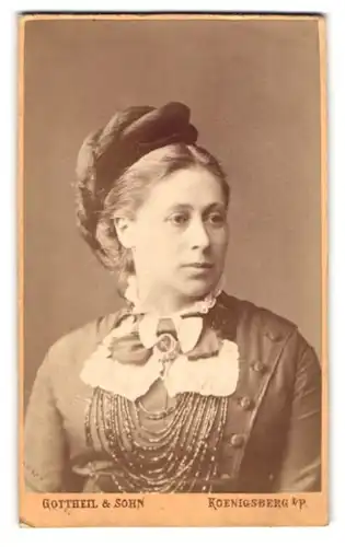 Fotografie Gottheil & Sohn, Königsberg i. Pr., Portrait junge Frau im Biedermeierkleid mit hochgebundenen Haaren