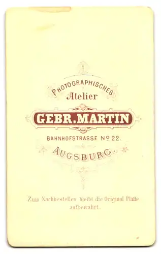 Fotografie Gebr. Martin, Augsburg, Bahnhofstr. 22, Portrait Dame im hellen Kleid mit Korkenzieherlocken