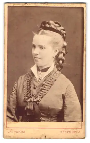 Fotografie Ch. Verra, Rosenheim, Portrait hübsche junge Frau im Biedermeierkleid mit geflochtenen Haaren