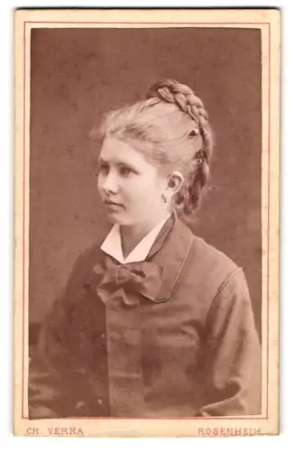 Fotografie Ch. Verra, Rosenheim, Zimmerstr. 209, junge Dame mit geflochtenen Haaren zum Dutt gebunden, 1878