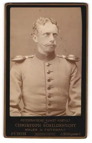 Fotografie Christoph Schildknecht, Fürth, Mühlgasse 2, Portrait Soldat in Uniform mit Epauletten