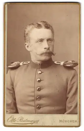 Fotografie Otto Reitmayer, München, Briennerstr. 4, Portrait Soldat in Uniform mit Epauletten und Moustache