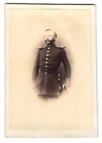 Fotografie unbekannter Fotograf und Ort, Portrait Soldat in Uniform mit Epauletten und Bajonett, Brille