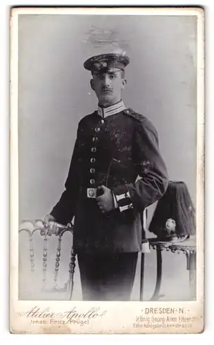 Fotografie Atelier Apollo, Dresden, König-Georg-Allee, Portrait Soldat in Gardeuniform mit Picklehaube mit Rosshaarbusch