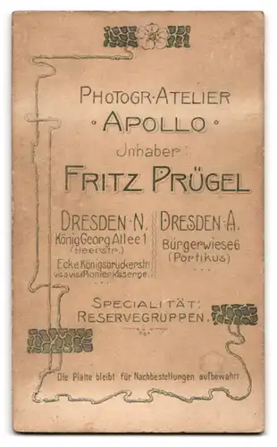 Fotografie Atelier Apollo, Dresden, König-Georg-Allee, Portrait Soldat in Gardeuniform mit Picklehaube mit Rosshaarbusch