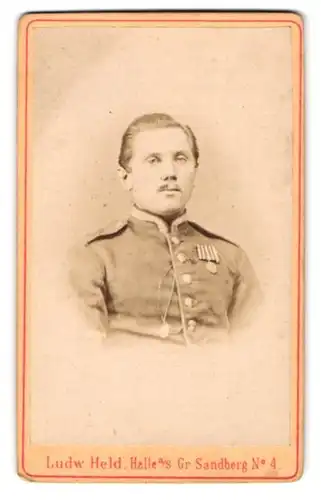 Fotografie Ludw. Held, Halle a. S., Gr. Sandberg 4, Portrait Uffz. in Uniform mit Orden an der Brust