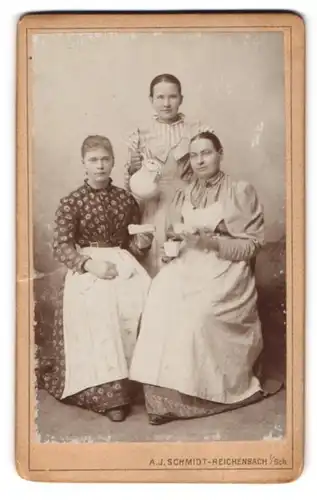 Fotografie A. J. Schmidt, Reichenbach i. Schlesien, Portrait drei junge polnische Hausmädchen beim Kaffeetrinken