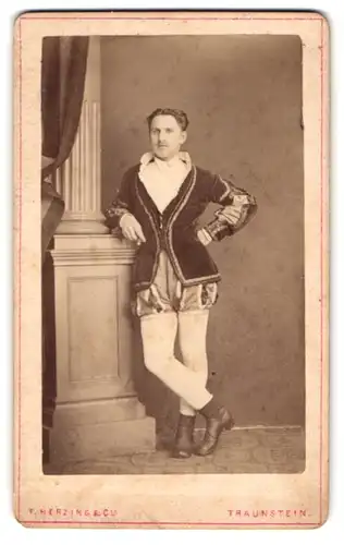 Fotografie F. Herzing & Cie., Traunstein, Portrait junger Schauspieler im samtenen Bühnenkostüm