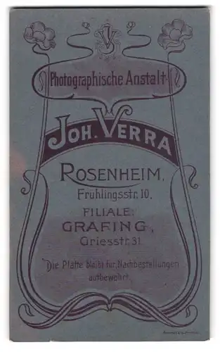 Fotografie Joh. Verra, Rosenheim, Frühlingsstr. 10, florare Verziehrung mit Namen des Fotografen