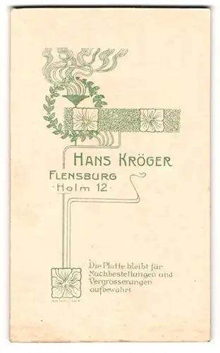 Fotografie Hans Kröger, Flensburg, Holm 12, Fotografenname in Jugendstilverziehrung mit Rauchschale