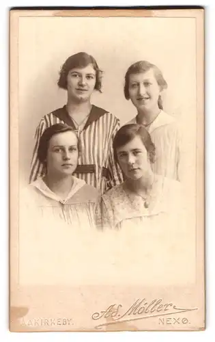 Fotografie Ad. Möller, Nexo, Portrait vier junge Damen in zeitgenössischen Kleidern posieren im Atelier