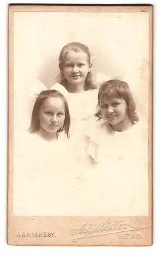 Fotografie Ad. Möller, Nexo, Portrait drei süsse Mädchen in weissen Kleidern schauen grinsend in die Kamera