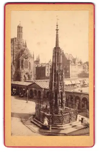 Fotografie unbekannter Fotograf, Ansicht Nürnberg, Blick auf den schönen Brunnen von oben gesehen
