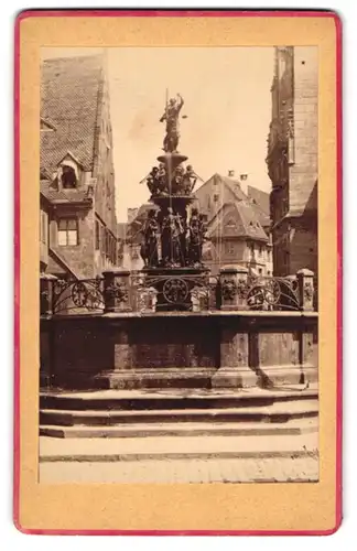 Fotografie unbekannter Fotograf, Ansicht Nürnberg, Blick auf den Tugendbrunnen mit Häuser im Hintergrund