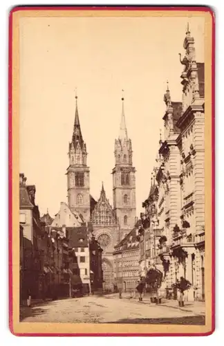 Fotografie unbekannter Fotograf, Ansicht Nürnberg, Blick in die Karolinenstrasse mit Lorenzkirche