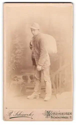 Fotografie R. Schiewek, Nordhausen, Bäckerstr. 11, Portrait Müllers Junge mit Mehlsack auf dem Rücken