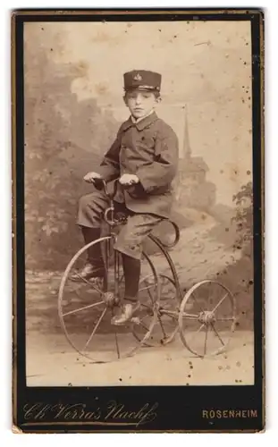 Fotografie Ch. Verras Nachf., Rosenheim, Frühlingstr. 13, Portrait junger Knabe auf seinem Dreirad Hochrad