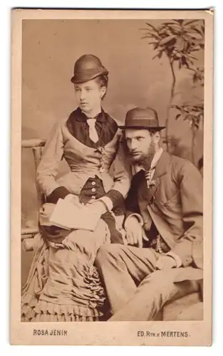 Fotografie Rosa Jenik, Wien, Mariatreug. 6, Portrait Paar im Biedermeierkleid und Anzug mit Hüten