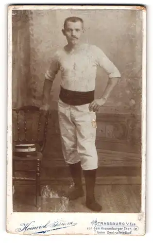 Fotografie Heinrich Bunz, Strassburg i. Els., Portrait Turner im Sportdress posiert im Atelier