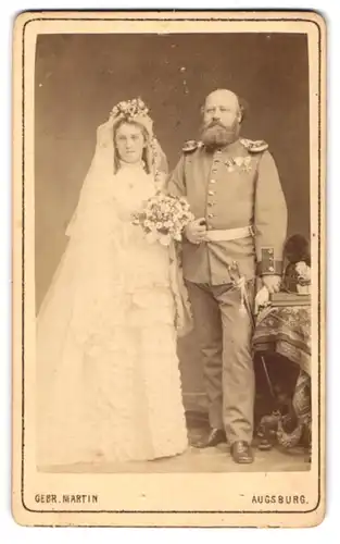 Fotografie Gebr. Martin, Augsburg, Bahnhofstr. 22, Portrait Soldat in Uniofrm mit Orden, Kriegshochzeit, Raupenhelm