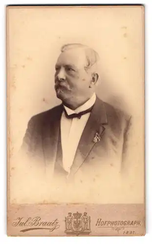 Fotografie Jul. Braaatz, Berlin, Portrait Generalkonsul Fritz Ludwig Peter Ivers im Anzug